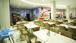 Restoran või mõni muu söögikoht majutusasutuses Urban Style Hotel Lampung, Azana Hotels Collection