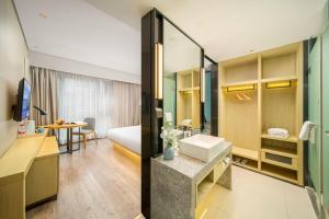 TV i/ili multimedijalni sistem u objektu Echarm Hotel Kunming Changshui International Airport