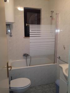 ein Badezimmer mit Badewanne, Toilette und Waschbecken in der Unterkunft Apartments Villa Kristina in Pula + 37 Fotos