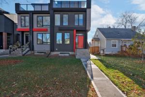 Mynd úr myndasafni af McKernan Residence by Patel í Edmonton