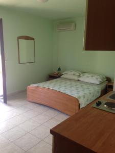 Dormitorio pequeño con cama y mesa en Apartments Villa Kristina, en Pula