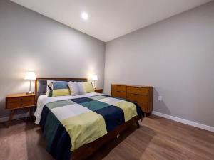 Postel nebo postele na pokoji v ubytování 328 Modern 2BR Apt