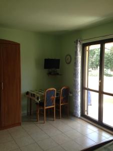 ein Esszimmer mit einem Tisch, Stühlen und einem TV in der Unterkunft Apartments Villa Kristina in Pula
