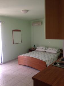ein Schlafzimmer mit einem Bett in der Ecke eines Zimmers in der Unterkunft Apartments Villa Kristina in Pula