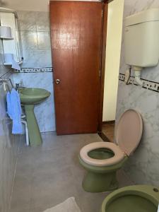a bathroom with a toilet and a sink at Apto. en Colonia, a 1 cuadra de la Plaza de Toros in Colonia del Sacramento +27 photos