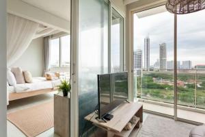 a living room with a large glass wall at Family Sea view 2Bedroom พร้อมครัว ติดทะเล at Veranda Pattaya in Na Jomtien