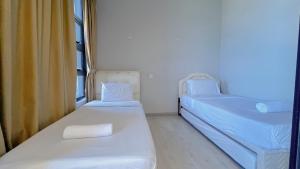Rúm í herbergi á JQ Little Angle 3 小天使民宿3 NEW High Floor Seaview Netflix 6pax