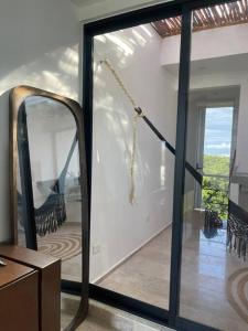 a room with a mirror and a room with chairs at Penthouse cerca de la playa in Tulum