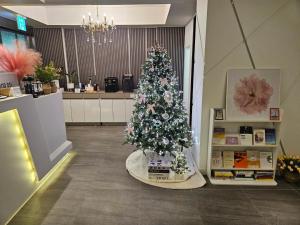a christmas tree in the middle of a room at Take 1 Hotel in Incheon