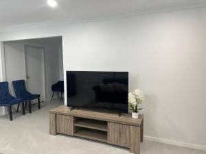 Μια τηλεόραση ή/και κέντρο ψυχαγωγίας στο Comfort, cosy affordable and new relaxing house-3 Bedrooms - 3 queen beds -Excellent place that suitable for everyone
