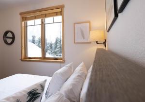 Postel nebo postele na pokoji v ubytování Ski in Ski out Resort Breckenridge 1BR 2Beds Parking, Resort Shuttle & Amenities + 63 fotografií