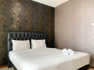 Ένα ή περισσότερα κρεβάτια σε δωμάτιο στο Comfort 1BR Apartment at Thamrin Residence By Travelio