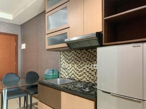 Η κουζίνα ή μικρή κουζίνα στο Comfort 1BR Apartment at Thamrin Residence By Travelio
