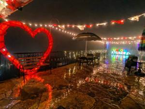 a red heart decoration on a patio in the rain at Hotel Colonial Campestre in UniÃ³n JuÃ¡rez