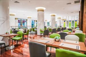 En restaurant eller et andet spisested på Guangzhou Dong Fang Hotel