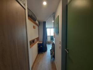 Телевизор и/или развлекательный центр в Studio rénové à Valfréjus, proche télécabine et commerces - FR-1-561-134