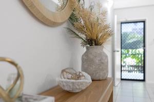 Fotografie z fotogalerie ubytování Discover a Stylish and Tranquil Haven by the Pool v destinaci Cairns North