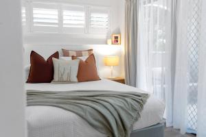 Postel nebo postele na pokoji v ubytování Discover a Stylish and Tranquil Haven by the Pool