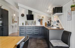 Dapur atau dapur kecil di Nice Home In Hemmet With Sauna