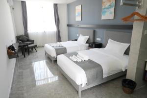 Postel nebo postele na pokoji v ubytování Bohol Panglao Begonia Resort