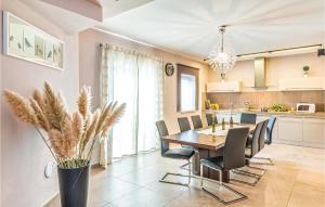 kuchnia i jadalnia ze stołem i krzesłami w obiekcie 4 Bedroom Awesome Home In Trosti w mieście Heki