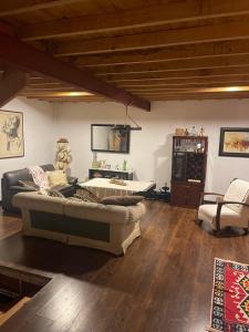 PensilvaniaにあるATHOS hotel boutique B&Bのソファとテーブルのあるリビングルーム