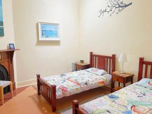Distant Views Location Pets Welcome客房内的一张或多张床位