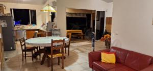 Una cocina y una sala de estar con una mesa y un sofá. en Chez Toto, en Papeete
