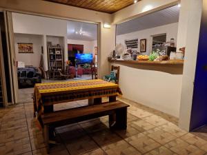 Habitación con banco y espejo. en Chez Toto, en Papeete