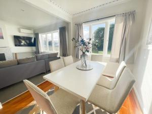ロトルアにあるHome from home near city center close everywhereの白いテーブルと椅子のあるリビングルーム