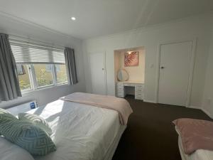 ロトルアにあるHome from home near city center close everywhereのベッド2台と窓のある寝室