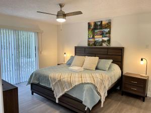En eller flere senge i et værelse på Luxury Getaway 3BR Apartment near Disney Parks