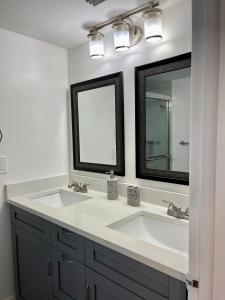 Et badeværelse på Luxury Getaway 3BR Apartment near Disney Parks