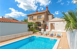Πισίνα στο ή κοντά στο 4 Bedroom Pet Friendly Home In Stinjan +47 φωτογραφίες