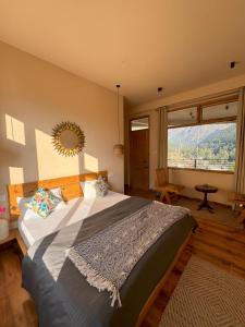 Postel nebo postele na pokoji v ubytování Grham Hostel & Cafe Kasol, Katagla