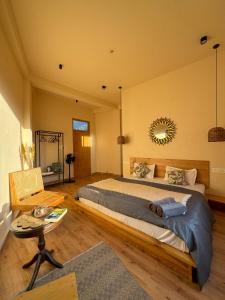 Postel nebo postele na pokoji v ubytování Grham Hostel & Cafe Kasol, Katagla