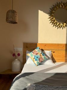 Postel nebo postele na pokoji v ubytování Grham Hostel & Cafe Kasol, Katagla