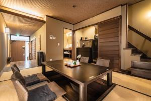 Ruang duduk di 谷町君・星屋・談山旅館　京都嵐山