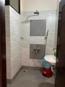 Koupelna v ubytování Satyabhama HomeStay-Ruby- Luxury one RK appartment