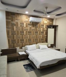 Postel nebo postele na pokoji v ubytování Satyabhama HomeStay-Ruby- Luxury one RK appartment