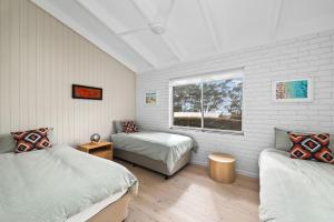 Ένα ή περισσότερα κρεβάτια σε δωμάτιο στο Ocean Street Oasis +10 φωτογραφίες