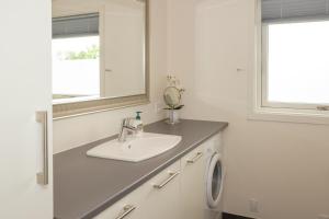 Un baño con lavabo y lavadora. en Stunning Home In Knebel With 4 Bedrooms And Wifi, en Knebel 18 fotos más