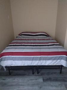 Bett in einer Ecke eines Zimmers in der Unterkunft Mabel place in Lakewood