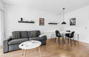 Khu vực ghế ngồi tại Nice Apartment In Dueodde