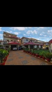 een groep gebouwen met planten ervoor bij Vagary Indians Homestay in Dehradun