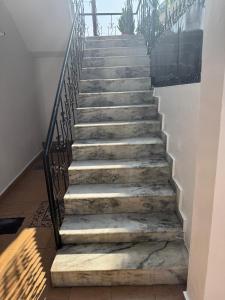 een trap met stenen trappen en een metalen reling bij Vagary Indians Homestay in Dehradun