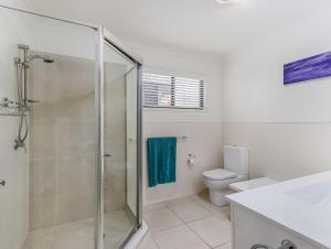 un baño con ducha y WC en Beachside Escape on Cottonwood, en Casuarina 12 fotos más
