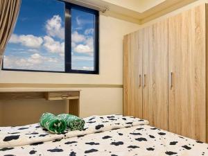 Postel nebo postele na pokoji v ubytování Large 3BR Meikarta Apt with WiFi & Netflix by 2ndHome