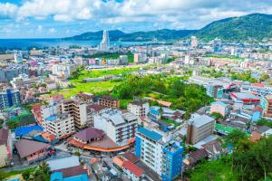 パトンビーチにあるMeet Holiday International Hotel-Patong 普吉岛相遇国际度假酒店-芭东店の建物のある都市の航空写真