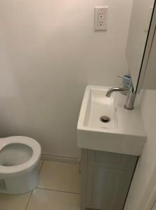 Ένα μπάνιο στο Full Privacy Entire basement,kitchen,1parking